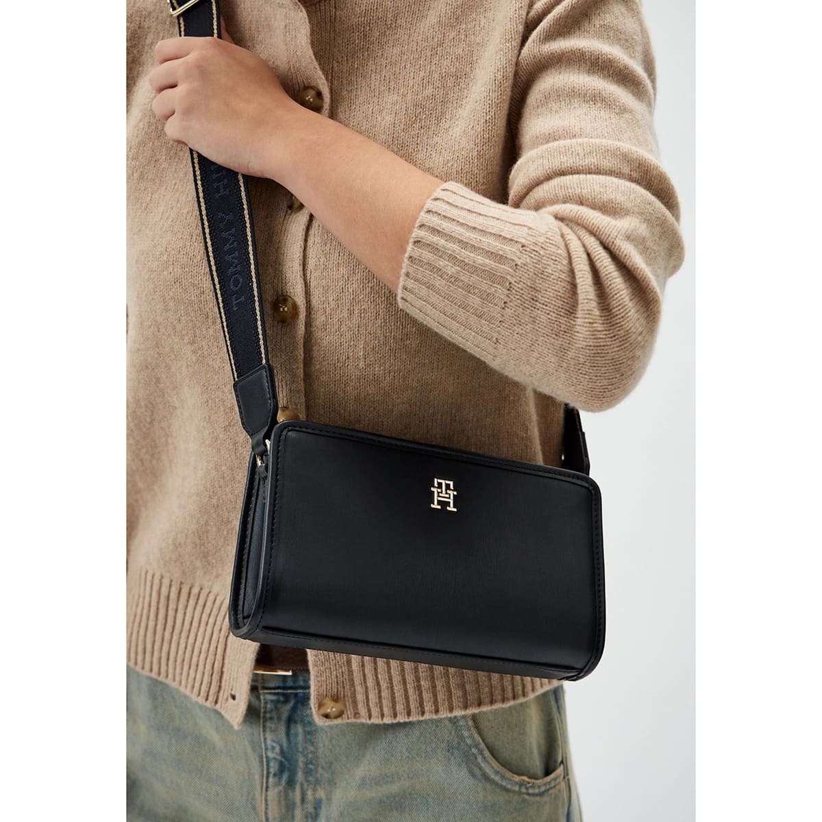 Tommy Hilfiger Black Women Cross Body Bag Aw0Aw16163