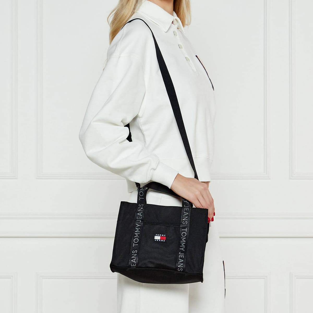 Tommy Hilfiger Black Women Handbag Aw0Aw17356