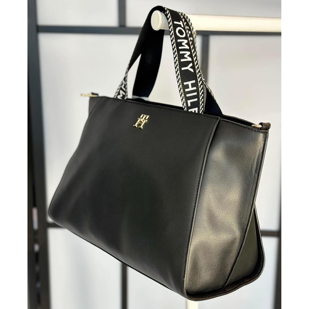 Tommy Hilfiger Black Women Handbags Aw0Aw14469 Bds