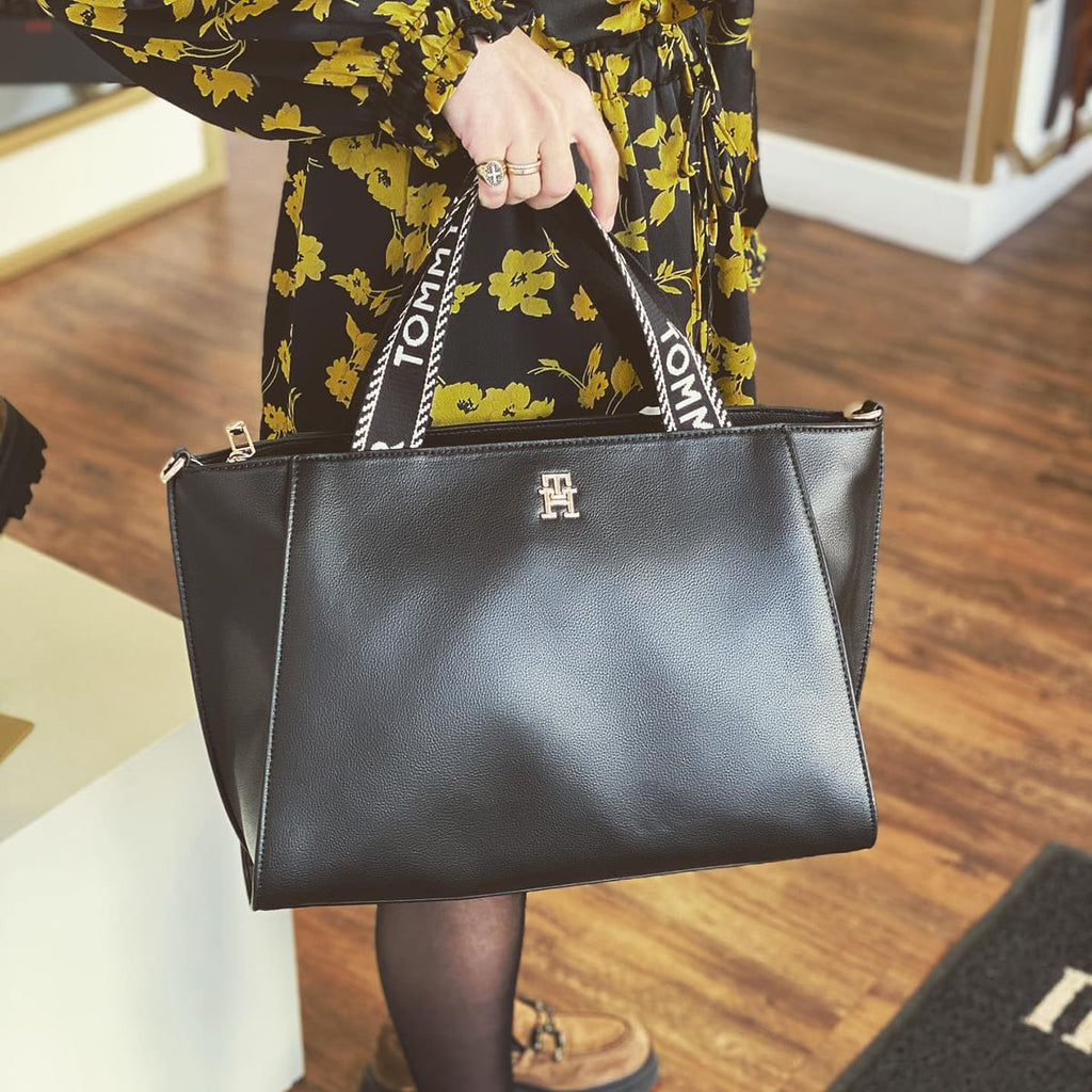 Tommy Hilfiger Black Women Handbags Aw0Aw14469 Bds