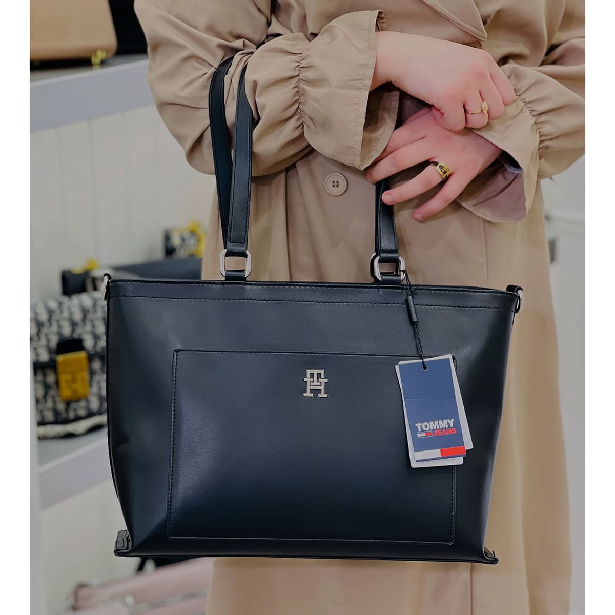 Tommy Hilfiger Black Women Handbags Aw0Aw16002